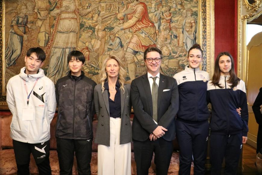 Il presidente Davide Nicco e la consigliera Paola Antonetto con le atlete e gli atleti giapponesi e piemontesi