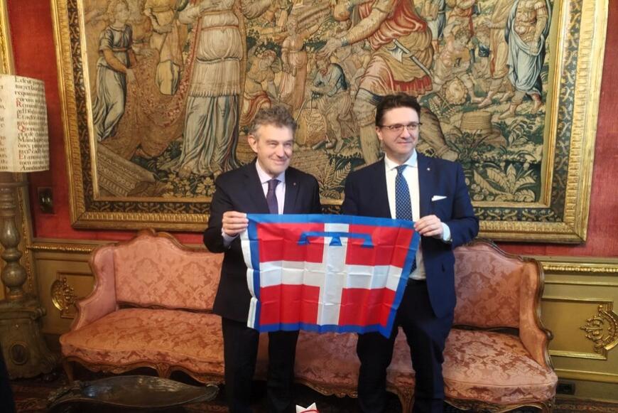 Il presidente Nicco e l'ambasciatore Schnepf con il Drapò