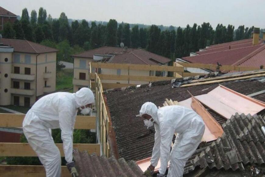 Operazione di bonifica da amianto