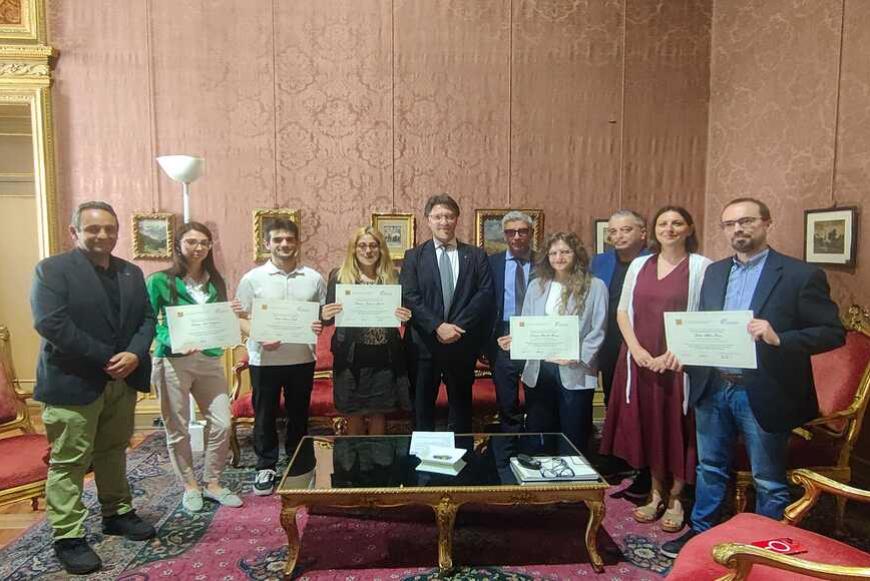 Consegna dei diplomi ai funzionari per la frequenza a un corso di specializzazione