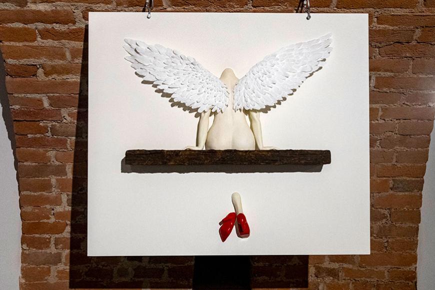 Un'opera in mostra sul tema della violenza contro le donne