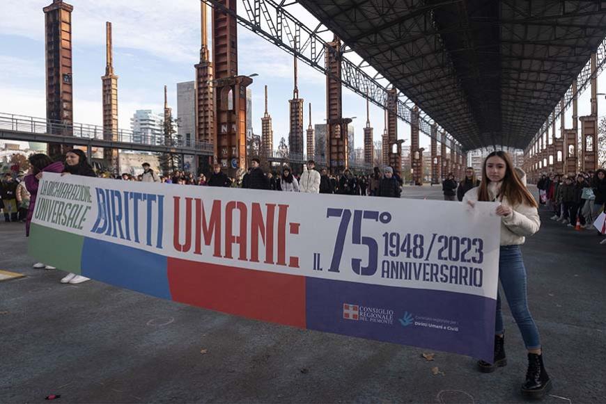 striscioni flashmob per i diritti umani 