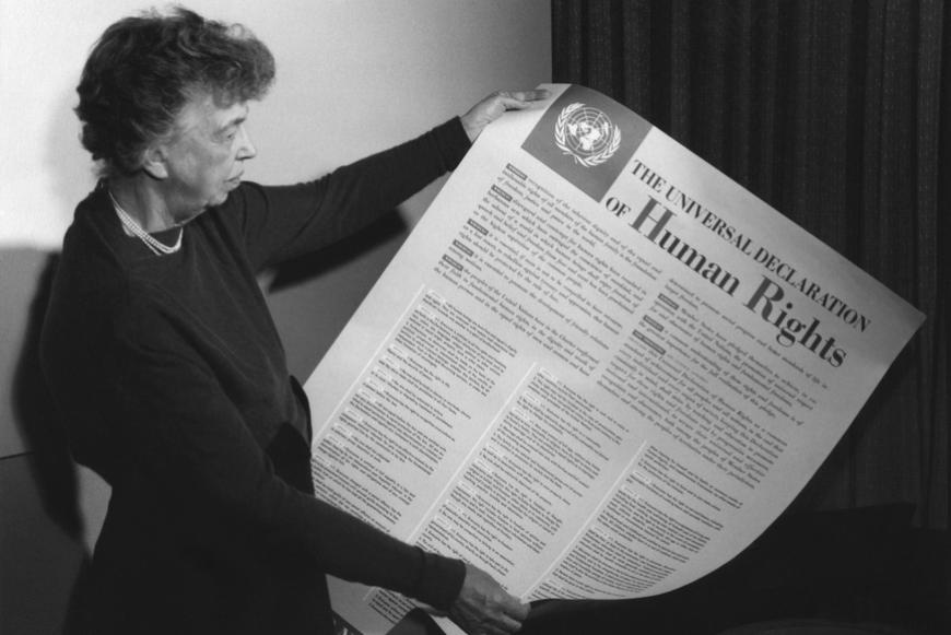 Eleanor Roosevelt presenta la Dichiarazione universale dei diritti umani
