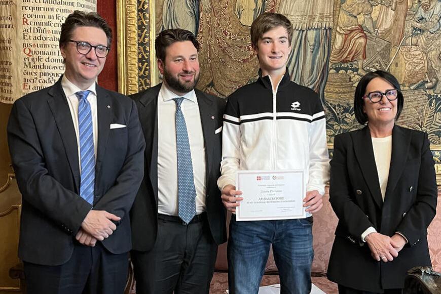 Agli atleti della Società Canottieri di Casale e del Circolo Tennis di Cassine, Nicco conferisce l’attestato di ambasciatori del Consiglio regionale.