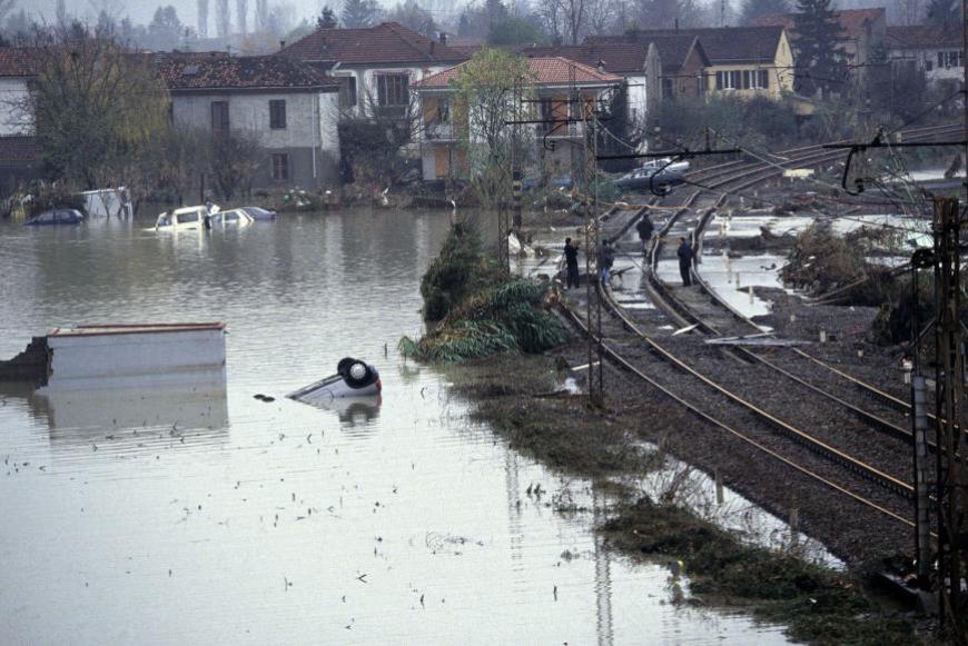 Straripamento di un fiume e rottura di argini