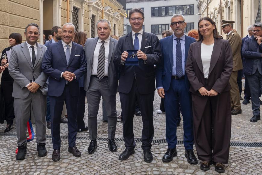 L'Ufficio di presidenza con la chiave della biblioteca regionale 