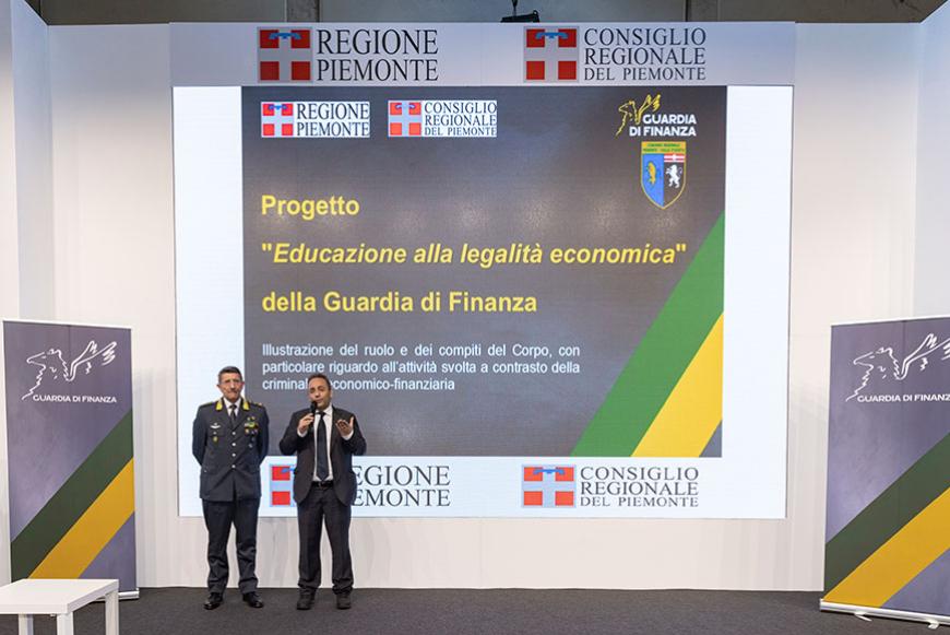 Con gli ufficiali della Gdf, premiati gli studenti piemontesi vincitori di “Ragazzi in aula”