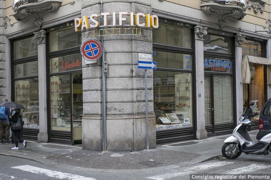 Coluccio (M5s) in un question time chiede misure per sostenere i negozi.