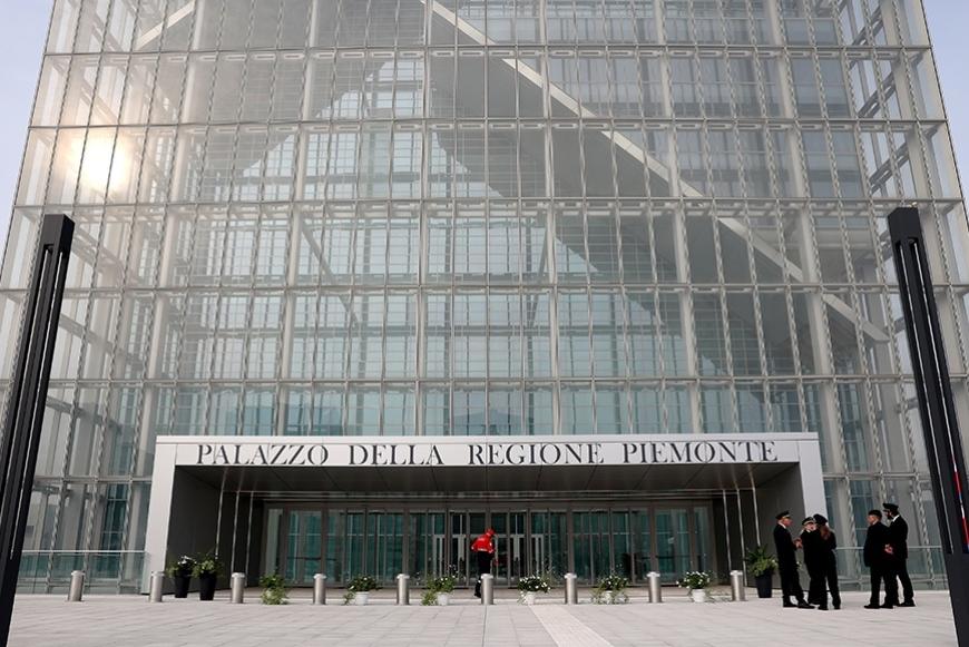 L'ingresso del grattacielo della Giunta regionale