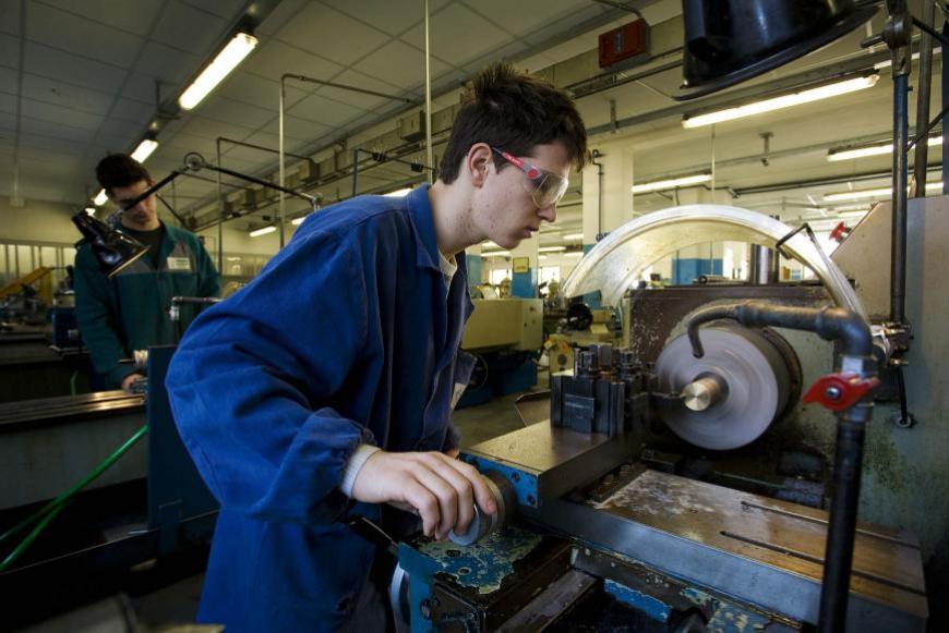 Un giovane durante un corso di formazione professionale