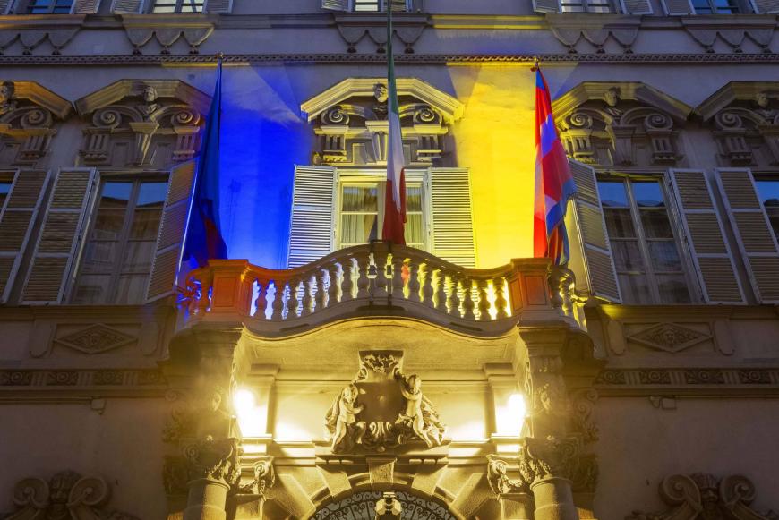 Palazzo Lascaris illuminato con i colori della bandiera dell’Ucraina
