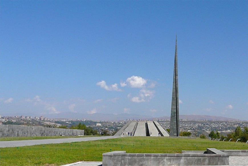 Il Tsitsernakaberd, il Memoriale del genocidio, che sorge a Erevan, capitale dell'Armenia (foto tratta da Wikipedia)