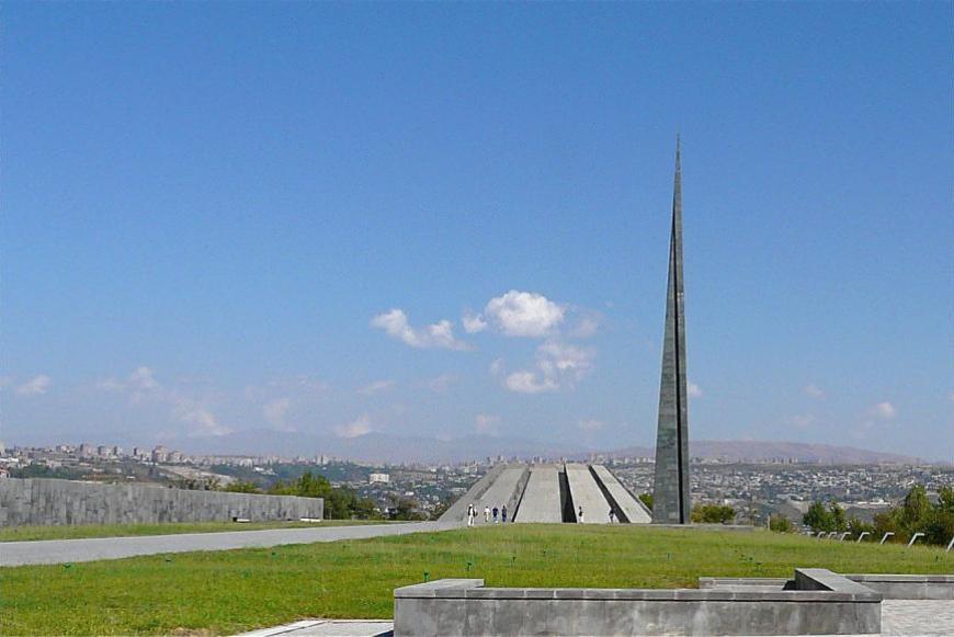 Il Tsitsernakaberd, il Memoriale del genocidio, che sorge a Erevan, capitale dell'Armenia (foto tratta da Wikipedia)