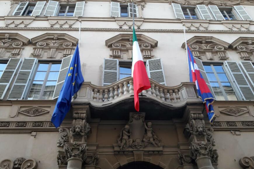Bandiere esposte a mezz’asta