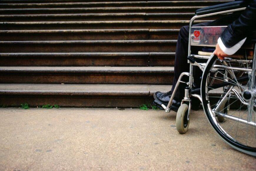 Impossibile salire le scalinate per un disabile in carrozzina 