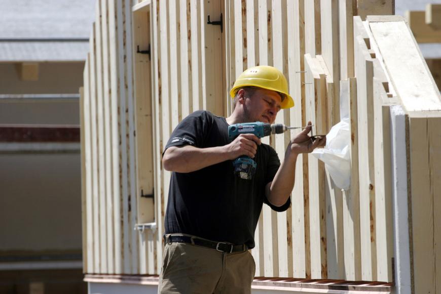 Operaio al lavoro in un cantiere edile